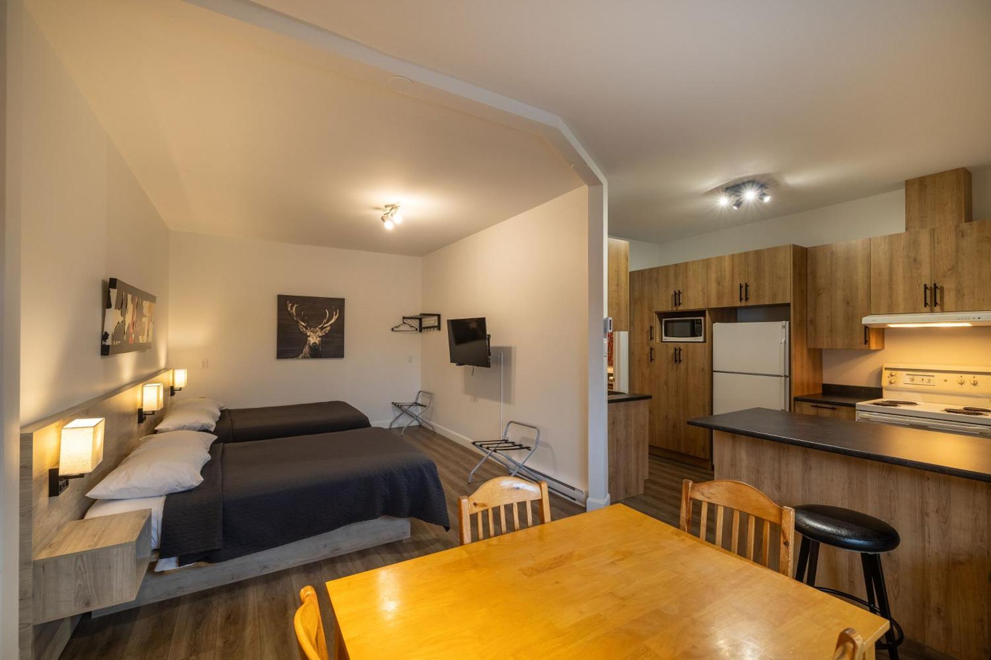 Motel Et Condo Chez Charley Сент-Анн-де-Бопре Экстерьер фото