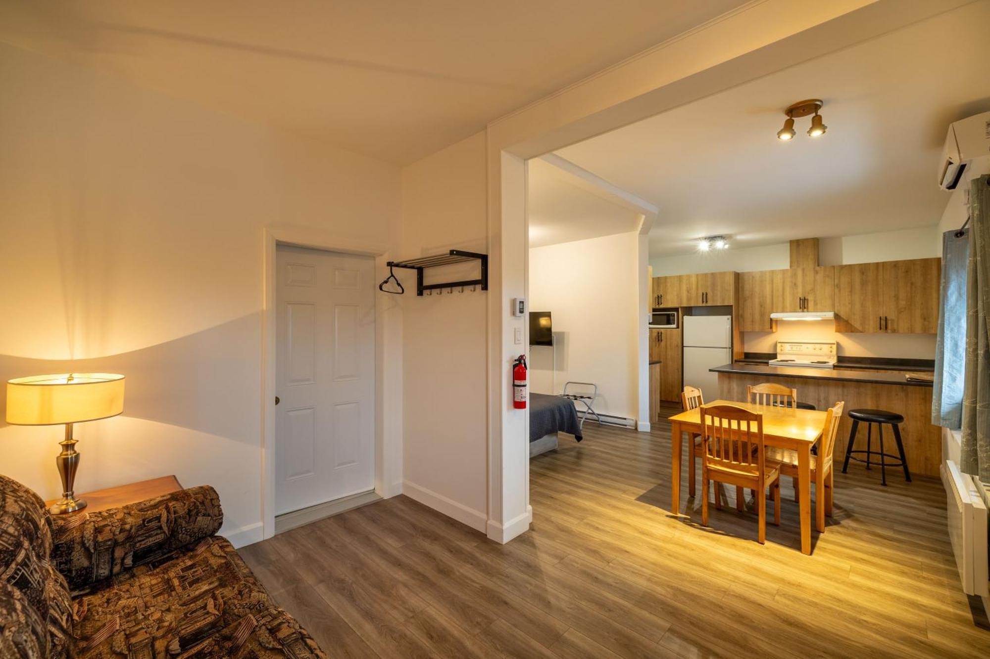 Motel Et Condo Chez Charley Сент-Анн-де-Бопре Экстерьер фото