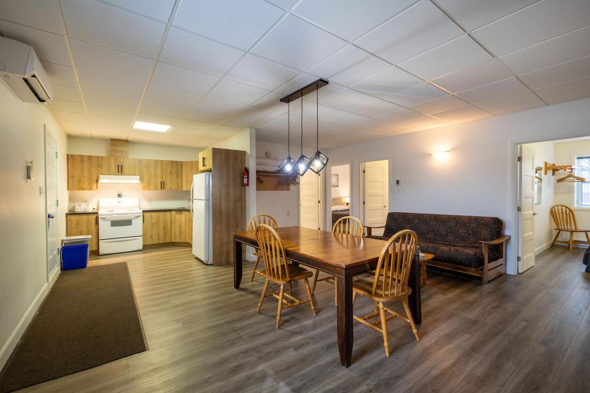 Motel Et Condo Chez Charley Сент-Анн-де-Бопре Экстерьер фото