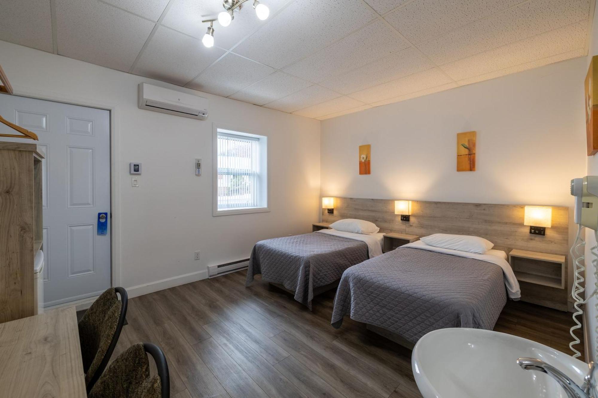 Motel Et Condo Chez Charley Сент-Анн-де-Бопре Экстерьер фото
