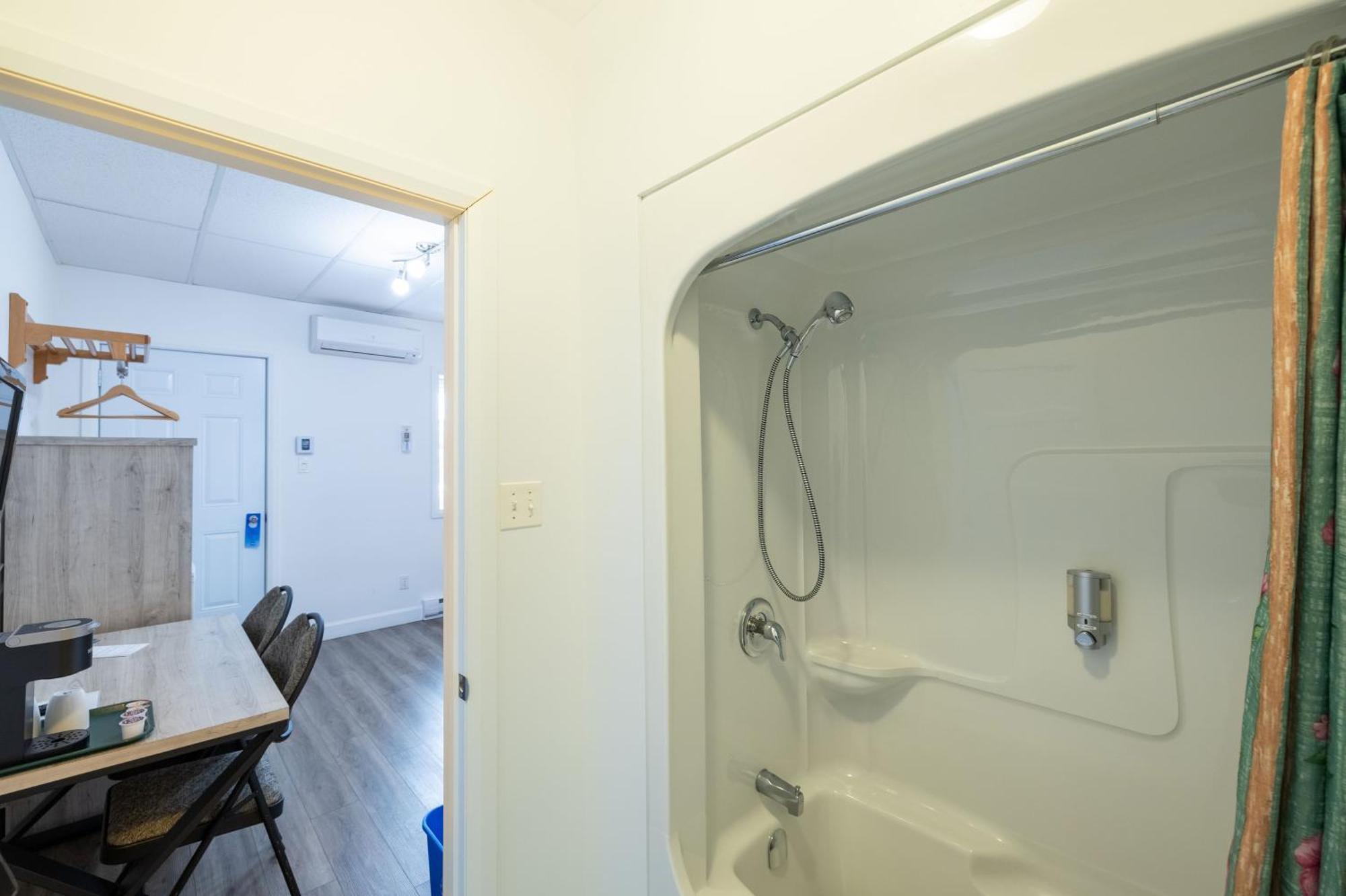 Motel Et Condo Chez Charley Сент-Анн-де-Бопре Экстерьер фото