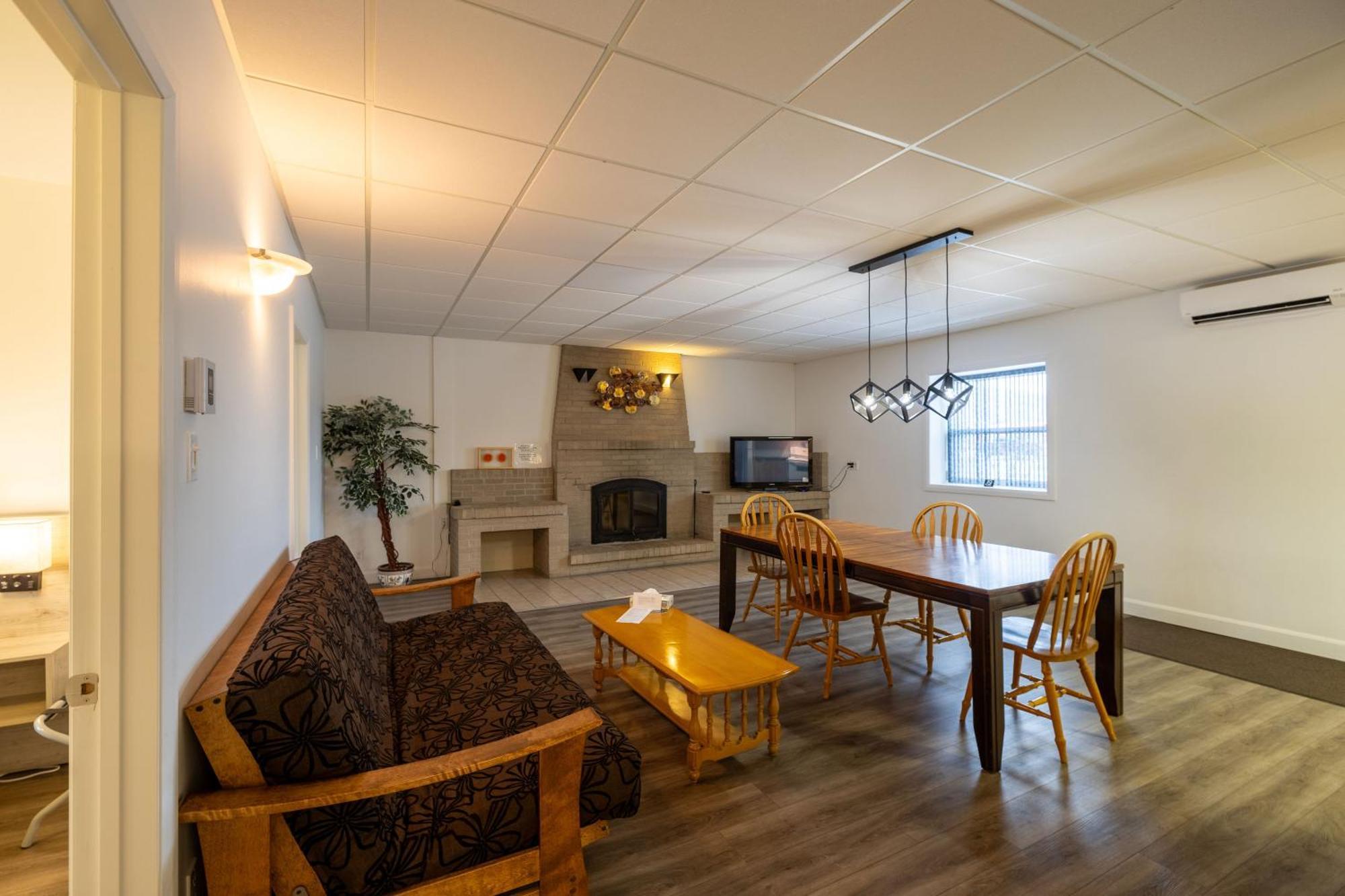 Motel Et Condo Chez Charley Сент-Анн-де-Бопре Экстерьер фото
