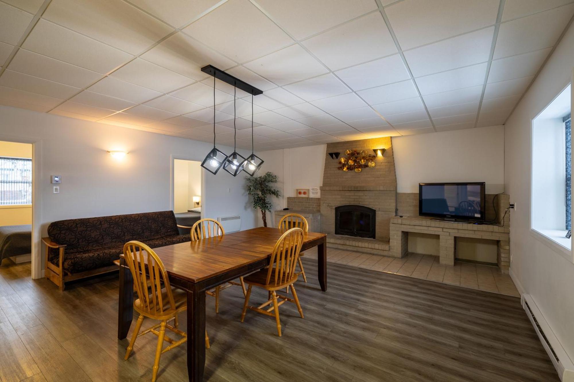 Motel Et Condo Chez Charley Сент-Анн-де-Бопре Экстерьер фото